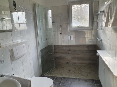 Badezimmer mit bodentiefer Dusche und WC Badezimmer mit bodentiefer Dusche und WC