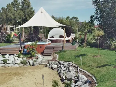 Sandstrand mit Außenbereich