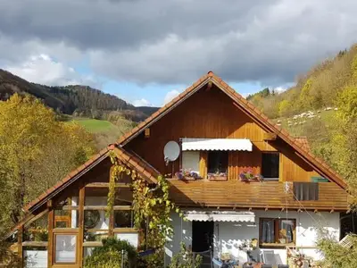 Wir wohnen am Ortsrand in idyllischer Lage