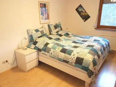 Schlafzimmer mit Doppel-Matratze und Tageslicht