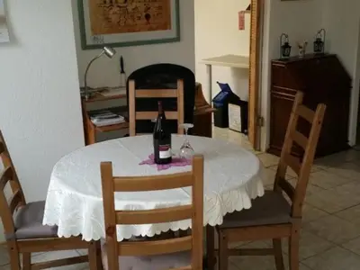 Essbereich mit Verbindung in die Küche