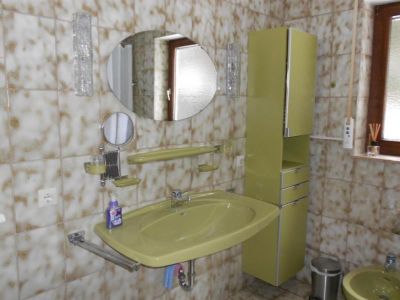 Großzügiges Bad mit Badewanne und Dusche (mit Sitzgelegenheit) (7 m²)