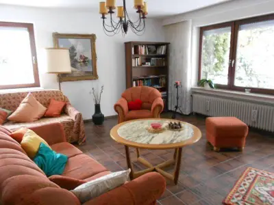 Stilvoll eingerichtetes Wohnzimmer mit Bibliothek, Klavier, TV/DVD-/CD. (29 m²)