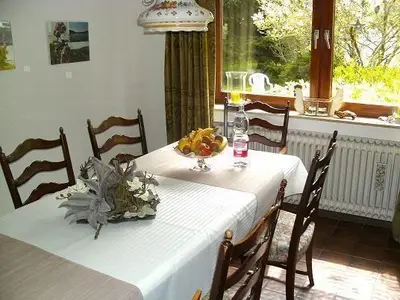 Esszimmer mit Kachelofen und Blick in den Garten