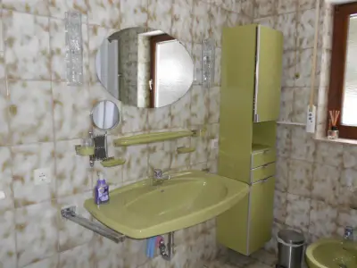 Großzügiges Bad mit Badewanne und Dusche (mit Sitzgelegenheit) (7 m²)