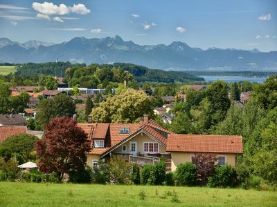 Hausansicht mit Berg- und Seeblick