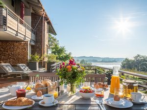 Terrasse Fewo Alpa-art, direkt am See in der Chiemsee-Region