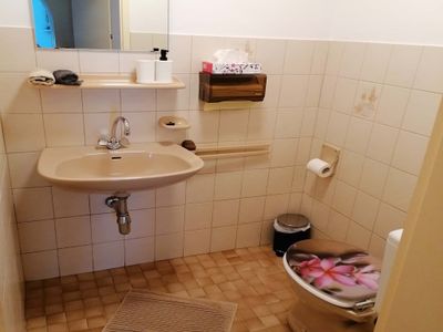 Separates WC mit Waschtisch