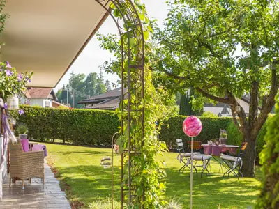 Terrasse mit Blumenspalier