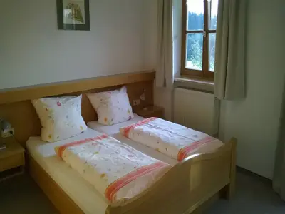 Schlafzimmer mit Blick zum Fenster