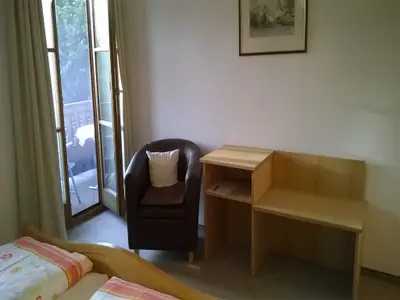 Schlafzimmer Blick zur Balkontür