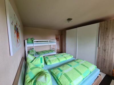 Schlafzimmer mit Doppelbett und Etagenbett