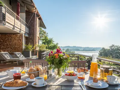 Terrasse Fewo Alpa-art, direkt am See in der Chiemsee-Region