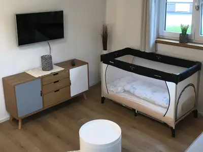 Schlafzimmer mit TV und Couch