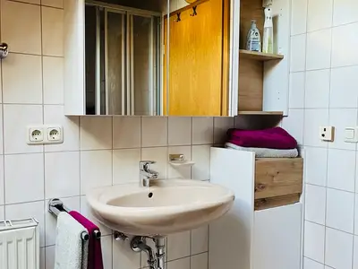 Bad mit Dusche und Badewanne