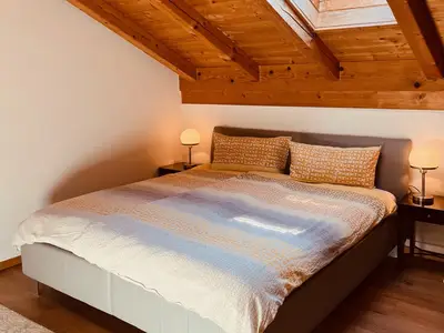 Schlafzimmer mit Schrank