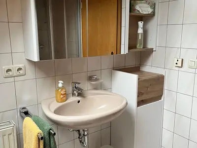 Badezimmer mit Dusche und Badewanne