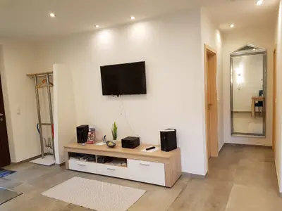 TV Wand mit Garderobe