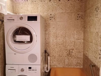Badezimmer mit Wäschetrockner und Waschmaschine