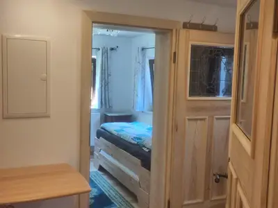 Essbereich mit Blick in den Schlafbereich