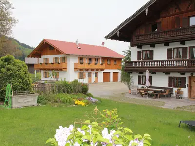 Hausansicht mit Garten