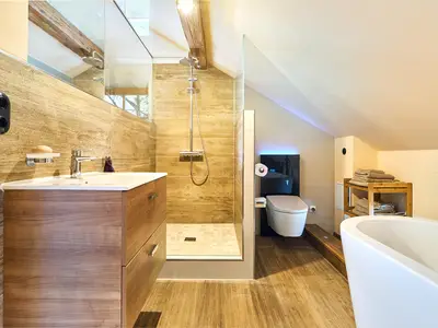 Badezimmer mit Dusche, WC und Badewanne