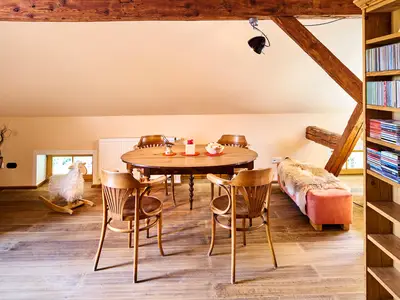 Esstisch mit Blick aufs Klavier