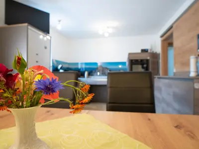 Esstisch mit Küche im Hintergrund