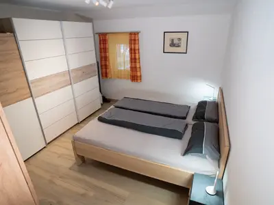 Schlafzimmer mit Doppelbett
