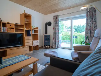 Wohnzimmer mit Blick auf die Balkonterrasse