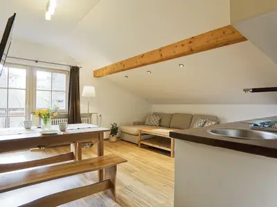 Wohnbereich mit Küche und Balkon