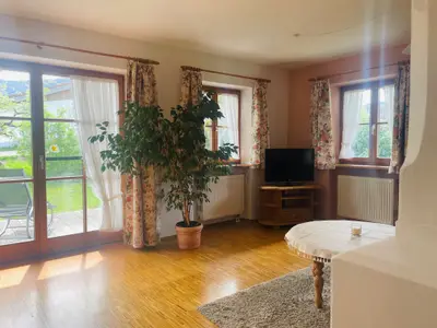 Wohnzimmer mit Blick in den Garten