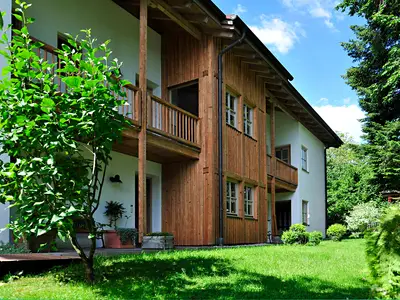 Ferienwohnungen Wendelstein_Ansicht Rückseite Gemeinschaftsgarten