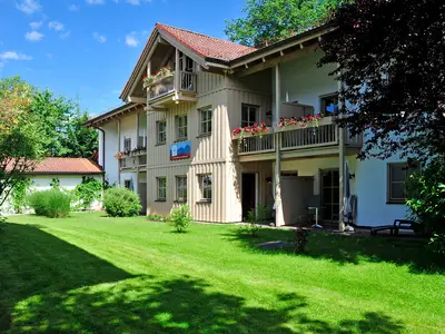Ferienwohnungen Wendelstein_Ansicht Vorderseite Garten