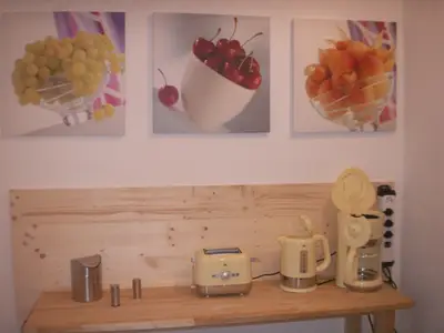 Es befindet sich genügend Abstellflächen im Küchenbereich.