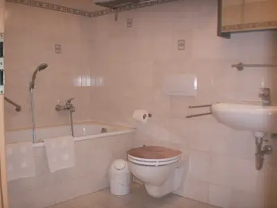 Das großzügiges Bad ist ausgestattet mit Wanne, Dusche und Waschmaschine.