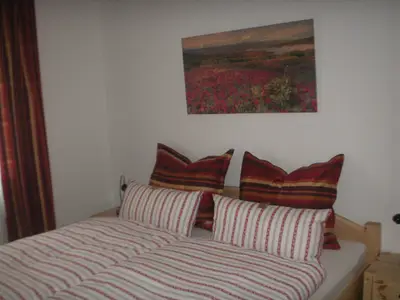 Das Schlafzimmer 1 ist mit einem Doppelbett ausgestattet.