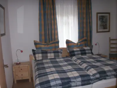Das Schlafzimmer 2 ist mit einem Doppelbett und zusätzlich mit einem TV ausgestattet.