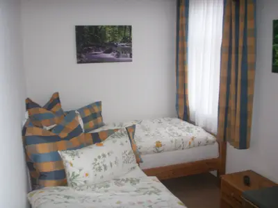 Das Schlafzimmer 3 ist mit zwei einzelnen Betten und zusätzlich mit TV ausgestattet.