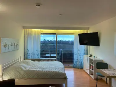 Bett mit Blick auf Balkon