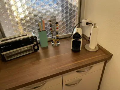 Kleine Küche mit Nespresso-Maschine und kleinem Backofen