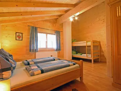 Schlafzimmer mit Doppel- und Stockbett