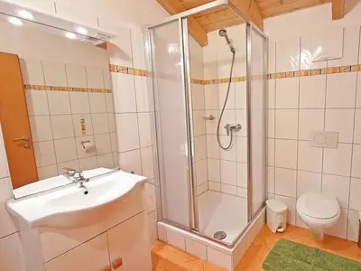 Bad mit Dusche, WC und Waschbecken