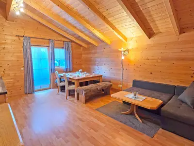 Wohnküche mit Sitzgelegnheit und Ausziehcouch