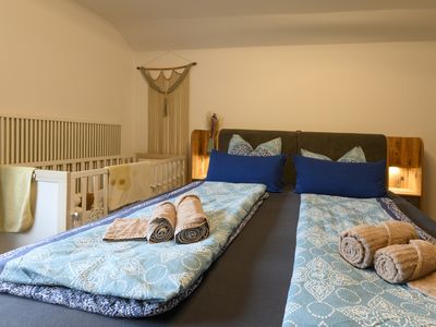 Schlafzimmer mit Gitterbett