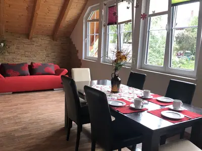 Esszimmer mit Sofa in der Ferienwohnung Familie Unterberger Bad Goisern