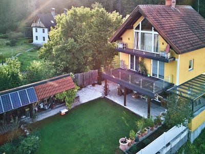 Haus im Außen mit Garten und Terrasse