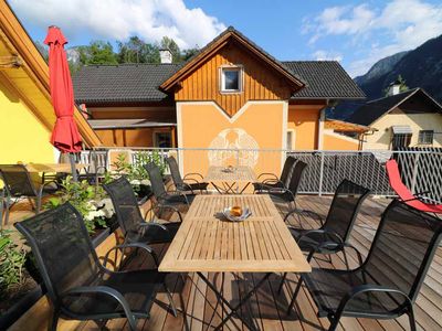 Die Terrasse der Ferienwohnung Arikogel ist durch die Aussenstiege für alle Wohnungen erreichbar