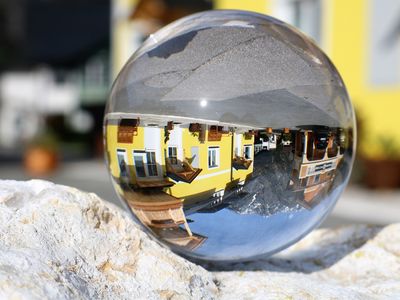 Ansicht der Ferienwohnungen Arikogel durch eine Glaskugel