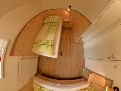 Schlafzimmer mit zwei Einzelbetten